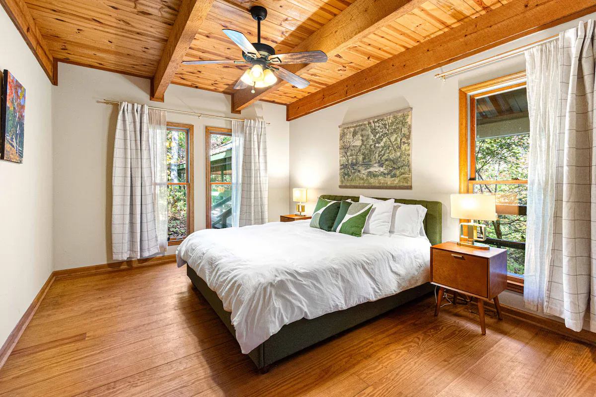 Creekside Cabin interior and amenities, photo 19
