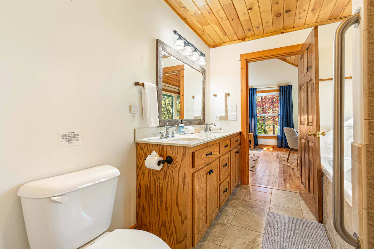 Creekside Cabin interior and amenities, photo 25