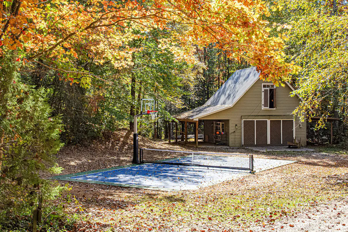 Creekside Cabin interior and amenities, photo 2
