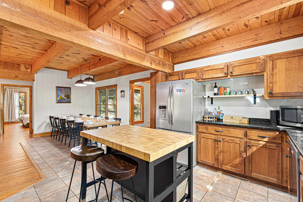 Creekside Cabin interior and amenities, photo 8