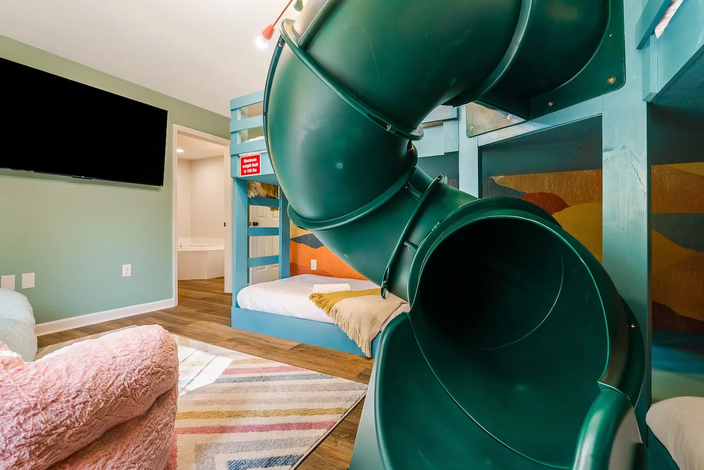 Adventure Haven interior and amenities, photo 24