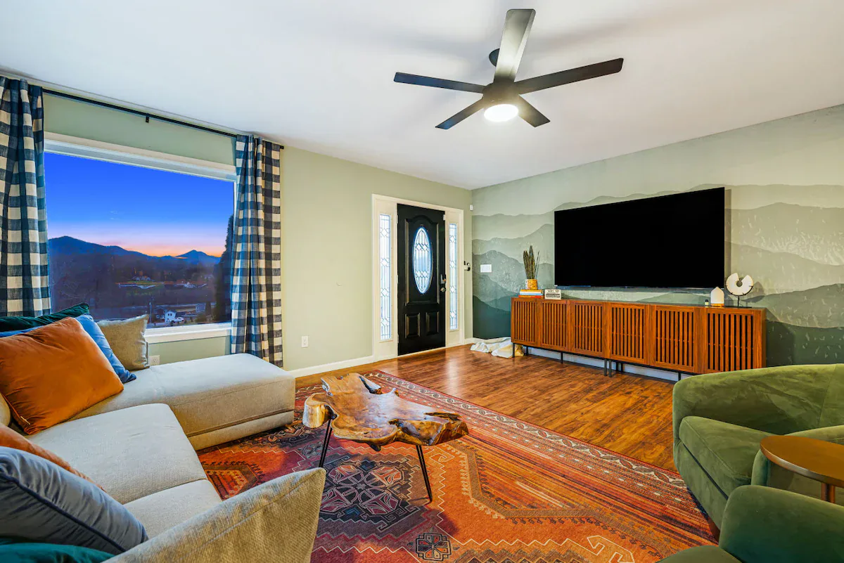 Lavish Lawson interior and amenities, photo 10