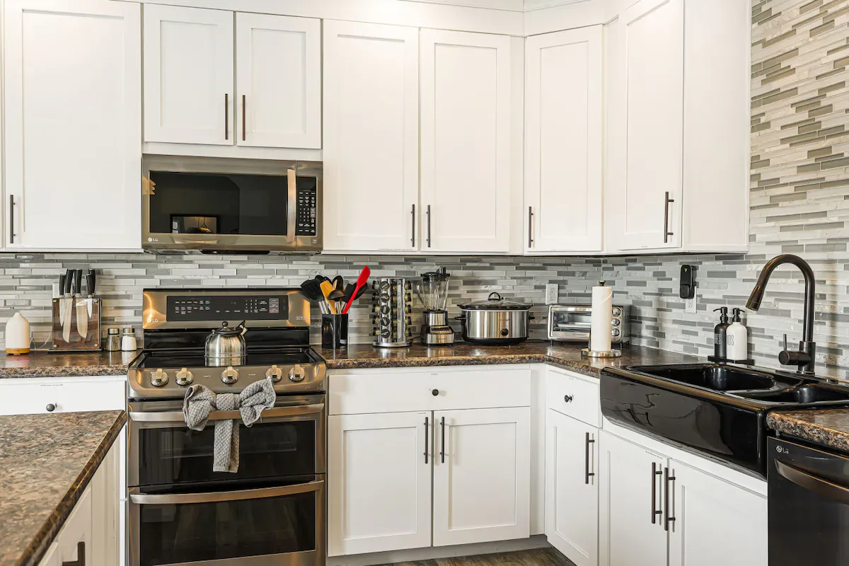 Lavish Lawson interior and amenities, photo 15