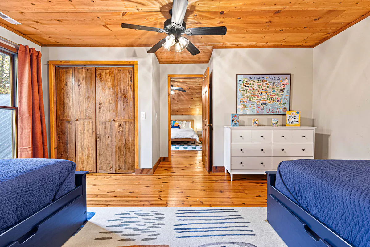 Creekside Cabin interior and amenities, photo 24