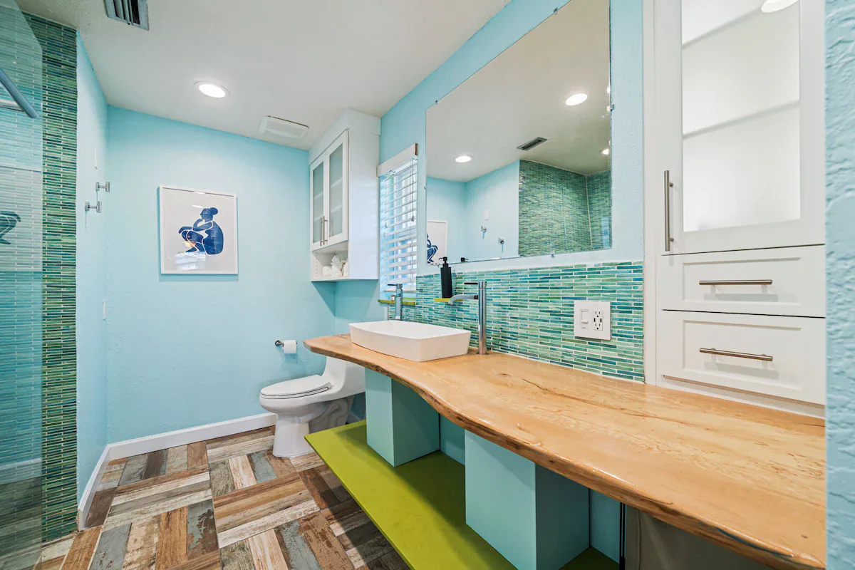 Amenity Overload interior and amenities, photo 17