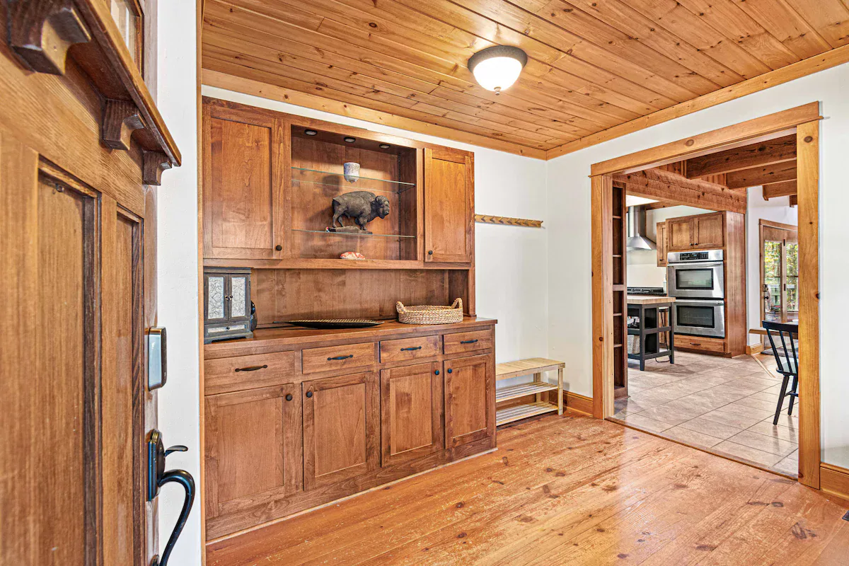 Creekside Cabin interior and amenities, photo 11