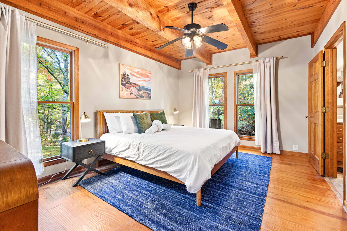 Creekside Cabin interior and amenities, photo 18