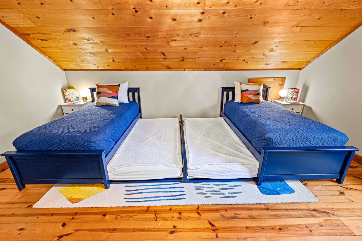 Creekside Cabin interior and amenities, photo 23
