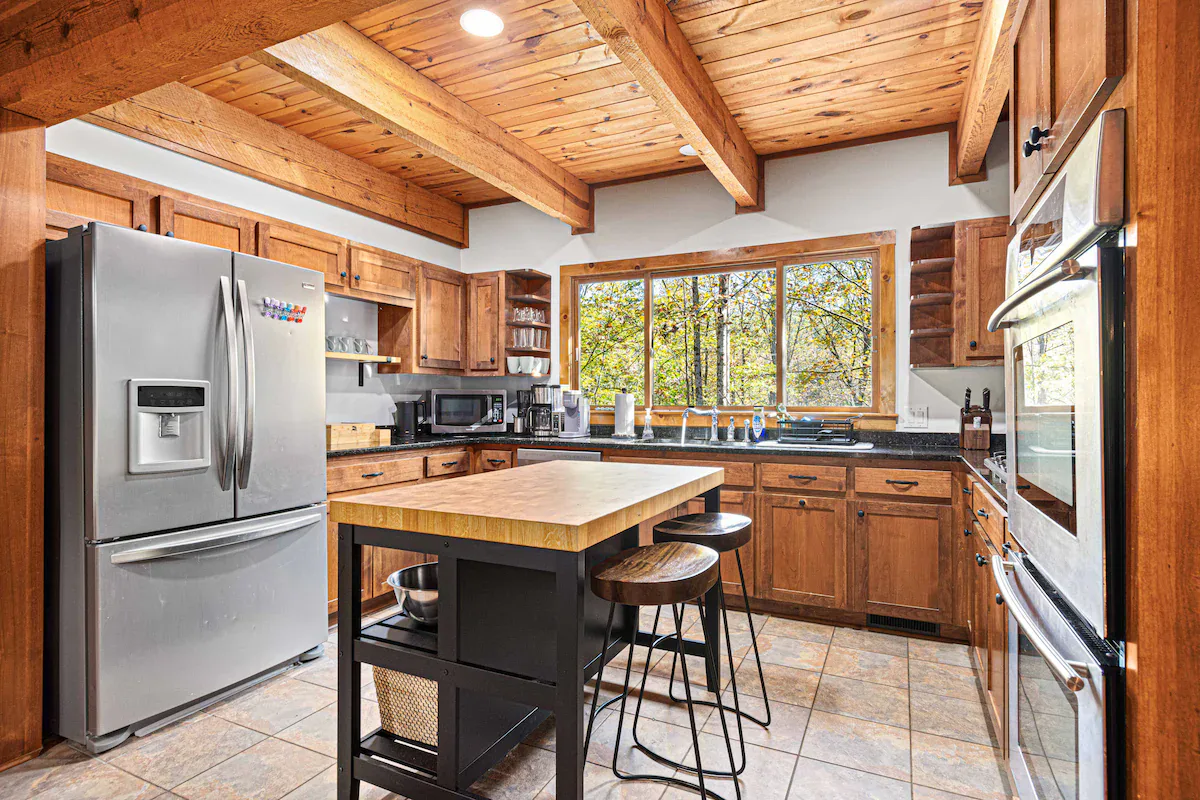 Creekside Cabin interior and amenities, photo 6