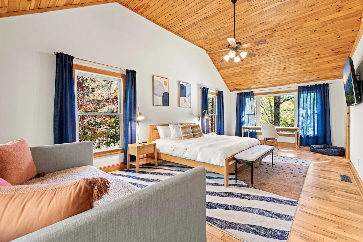 Creekside Cabin interior and amenities, photo 12