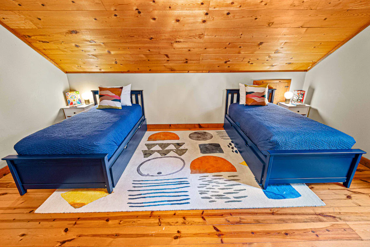 Creekside Cabin interior and amenities, photo 22