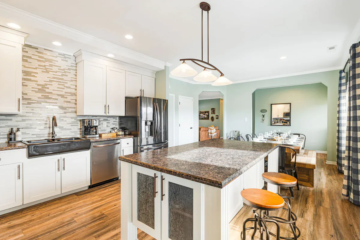 Lavish Lawson interior and amenities, photo 14