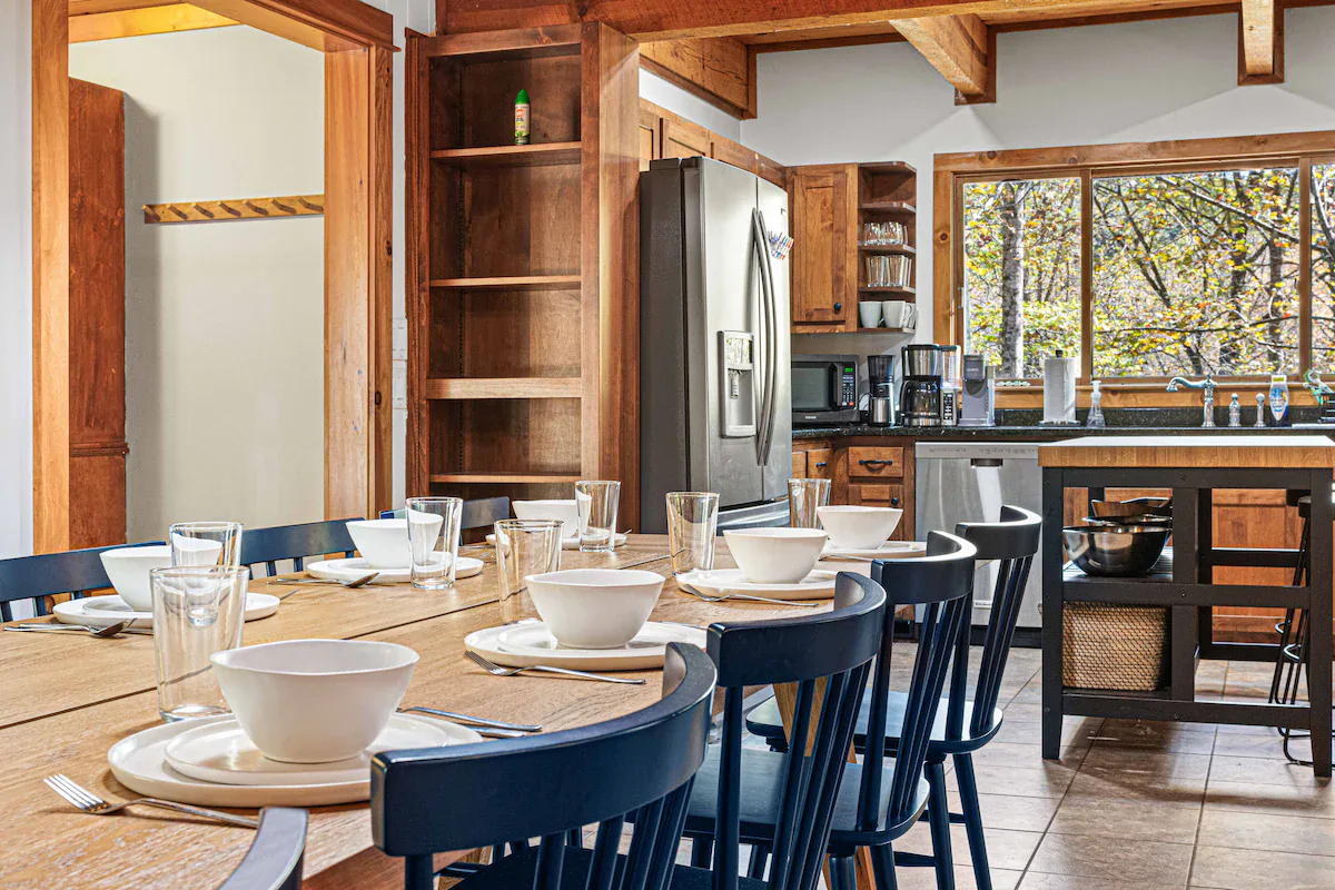 Creekside Cabin interior and amenities, photo 13
