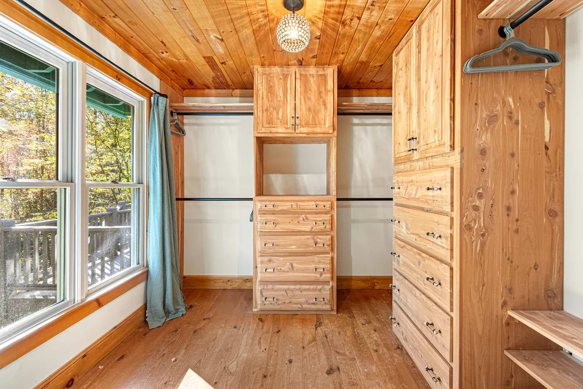 Creekside Cabin interior and amenities, photo 17