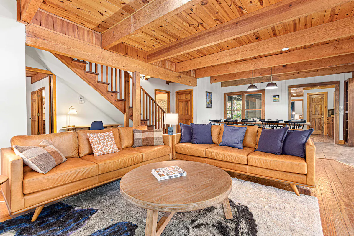 Creekside Cabin interior and amenities, photo 4