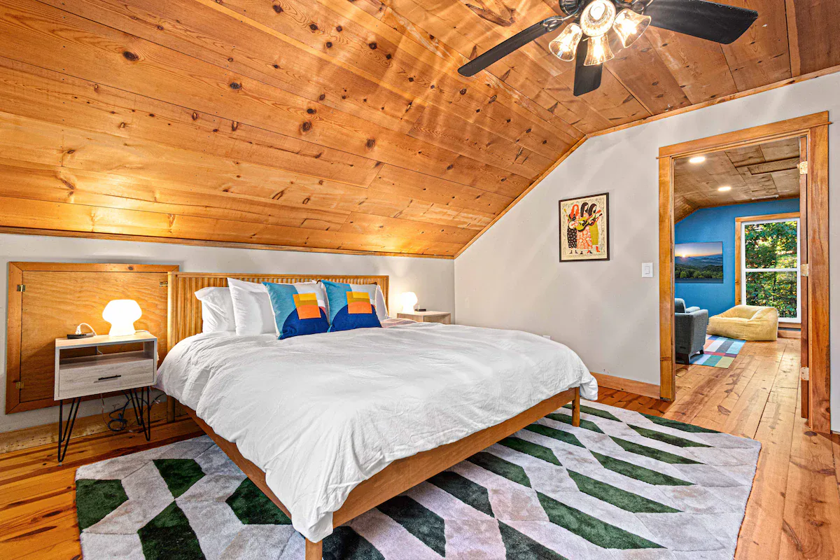 Creekside Cabin interior and amenities, photo 21
