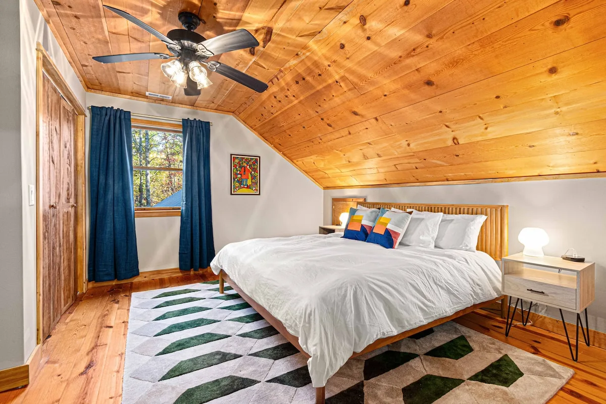 Creekside Cabin interior and amenities, photo 20
