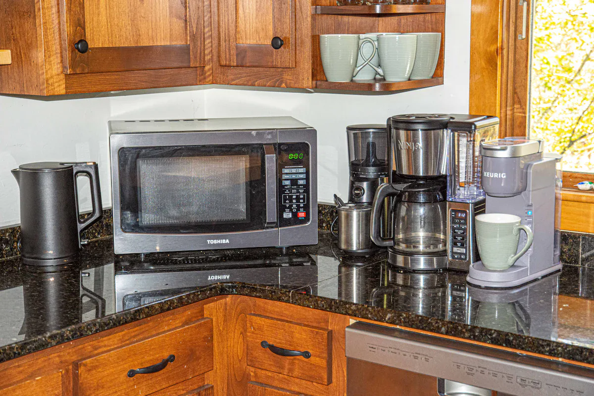 Creekside Cabin interior and amenities, photo 7