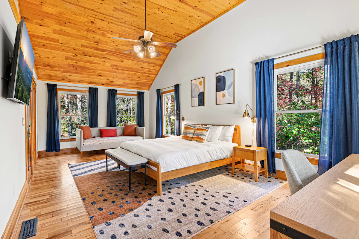 Creekside Cabin interior and amenities, photo 16